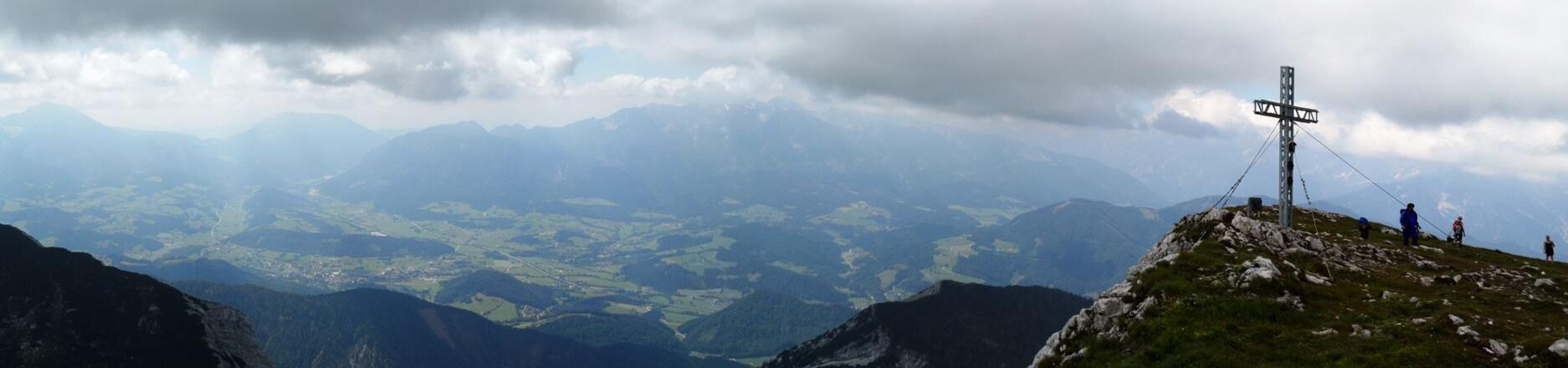Panorama vom Hohen Nock aus auf das Tote Gebirge und die Ennstaler Alpen.