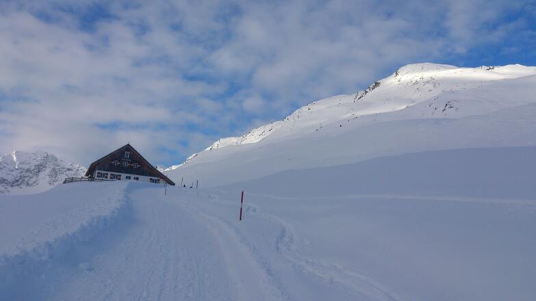 Die Podsdamerhütte rechts der Kastengrat