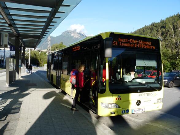 Nach der Bahnfahrt nach Imst, geht es mit dem Postbus nach Mittelberg im Pitztal.