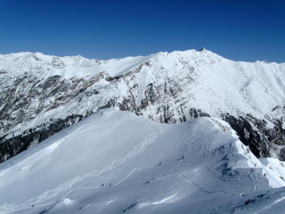 Blick hinunter zur Scharte mit Einsicht in die Aufstiegsroute - unten der Geierschnabel, im Hintergrund  der Kamm mit Ultenspitze, Windbichl und Gammerspitze