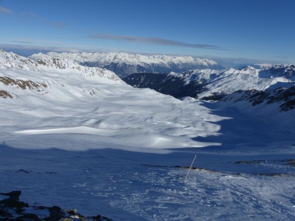 Blick hinunter über das weitläufige Hochtal der Schafalm.