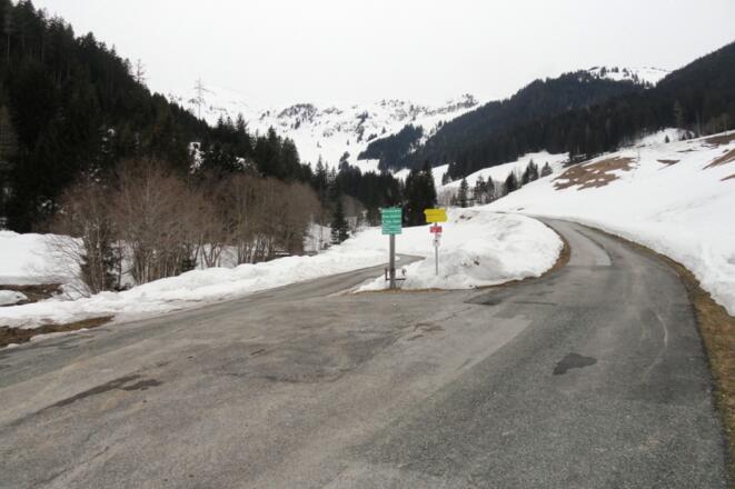 An der Weggabelung des Güterweg Dacheben gehen wir rechts.