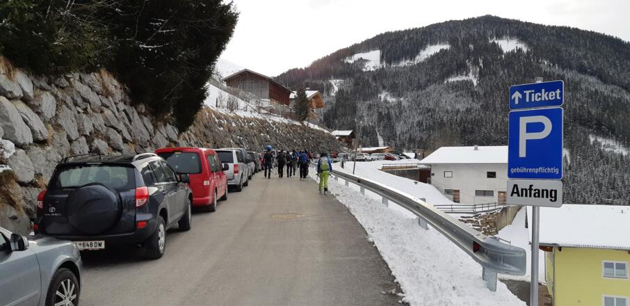 Die vorhanden Parkplätze reichen am Wochenende oft nicht aus. Das Parken am Straßenrand wird geduldet, daher der Appell, möglichst nah an der Mauer das Auto abstellen!