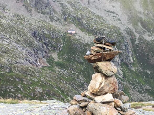 Wegweiser der besonderen Art...Nürnberger Hütte im Hintergrund