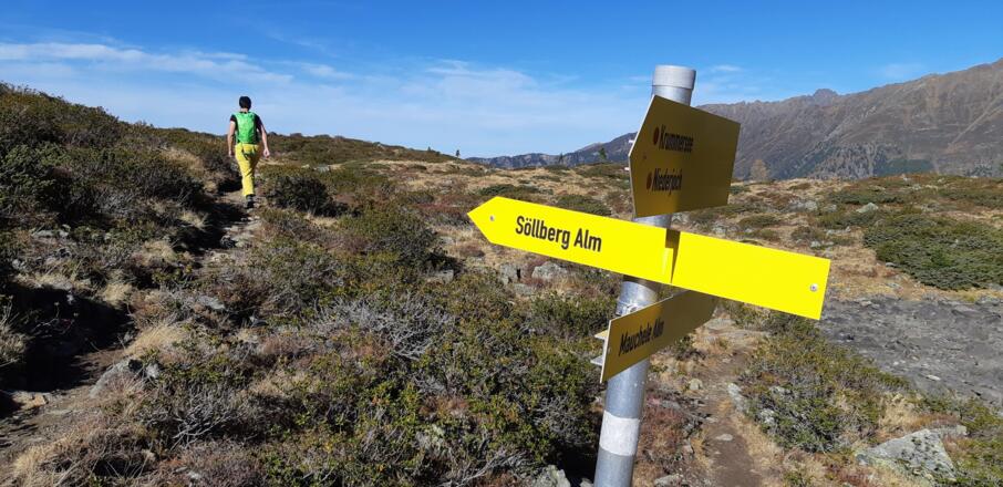 Ganz nah am Brechsee ist die Abzweigung zur Söllberg Alm.
