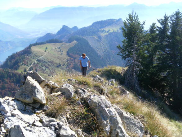 schrofiger Gipfelgrat, dahinter die Vormaueralm
