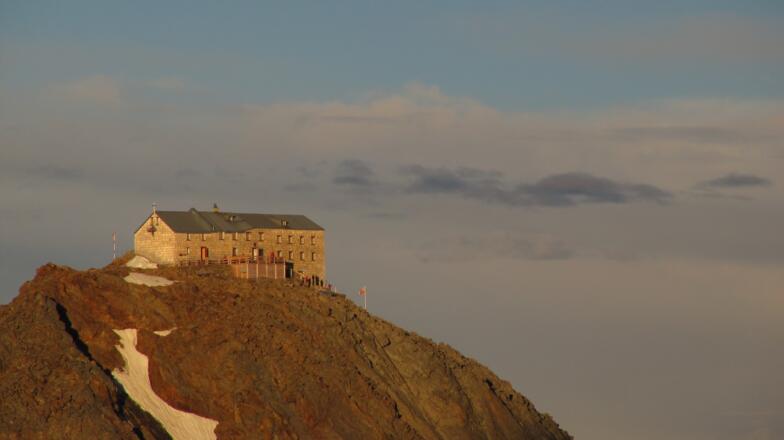 Das Becherhaus am Abend