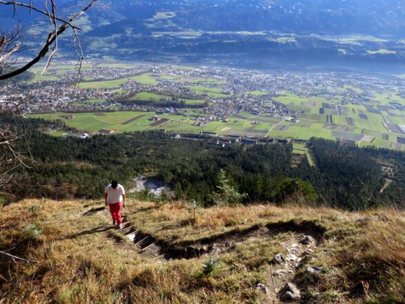 Blick ins Inntal auf Absam, Hall und Mils. Links unten der Absamer Sportplatz, unser Startpunkt.