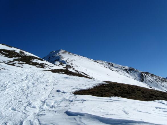 Am zunächst breiten Grat geht es nach Osten. Der Gipfel ist noch nicht zu sehen.
