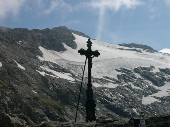Fraganter Scharte mit Kreuz, Blick auf Wurtenkees und Schareck