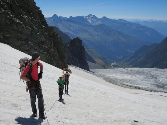 Blick zurück über den Aufstieg entlang der schwarzen Wand.