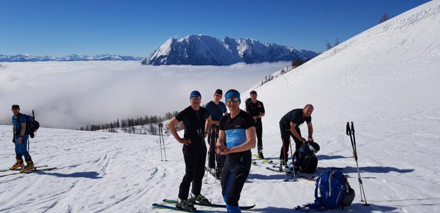 Rast mit Grimming im Hintergrund