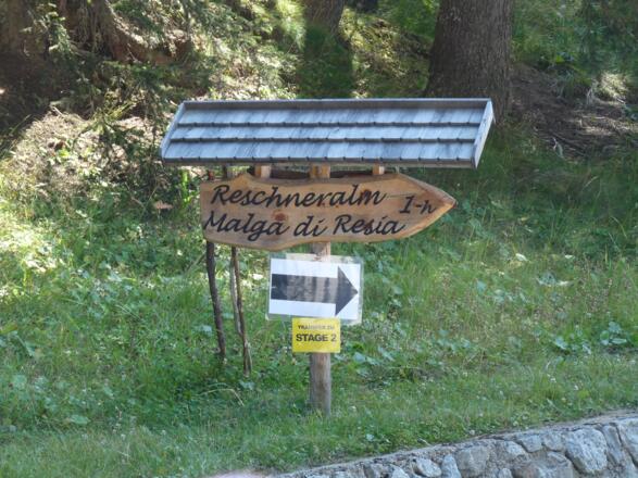 Die Abzweigung zur Reschneralm ist gut beschildert.