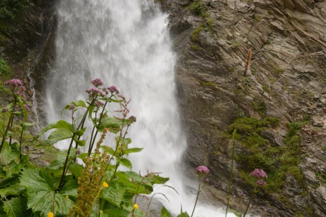 Gewaltiger Wasserfall des Luß-Baches am unteren Abstiegsweg mit den Schmelzwassern von der Waze