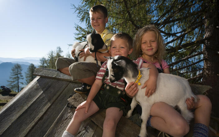 Kinder sitzend auf einer Hütte
