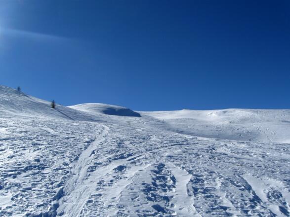 Auf diese deutliche Geländekante geht man zu.