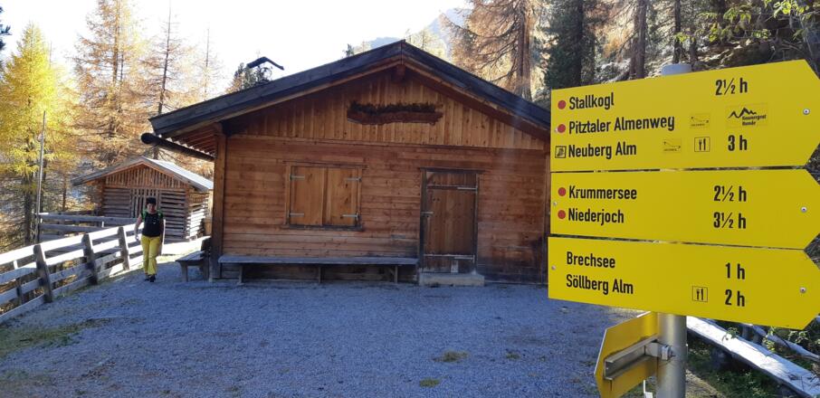 Nach einer knappen Stunde erreicht man die Mauchele Alm (geöffnet von Anfang Juni bis Anfang September).