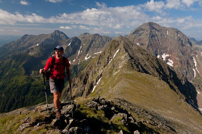 Die letzten Meter zum Pöllerhöhe-Gipfel; in Bildmitte der Verbindungsrücken zum Gr. Gangl, rechts dahinter der Hochgolling
