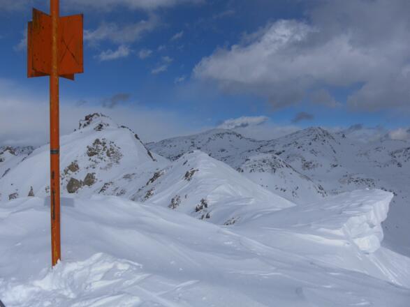 Pfoner Kreuzjöchl hinter dem Gipfelzeichen des Mislkopfes