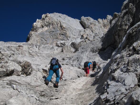 Ausgewaschener, fester Kalkfels am Fuß des Bettelwurf-Ostecks.
