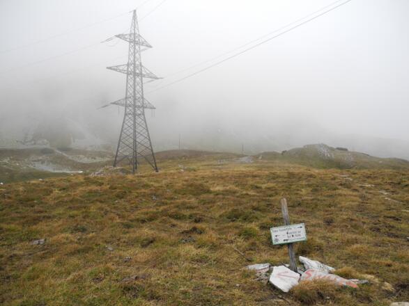 Hochspannung im Nebel