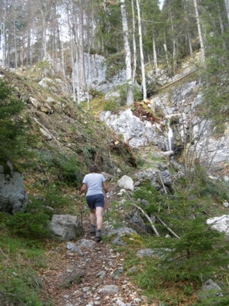 im felsdurchsetzten Graben