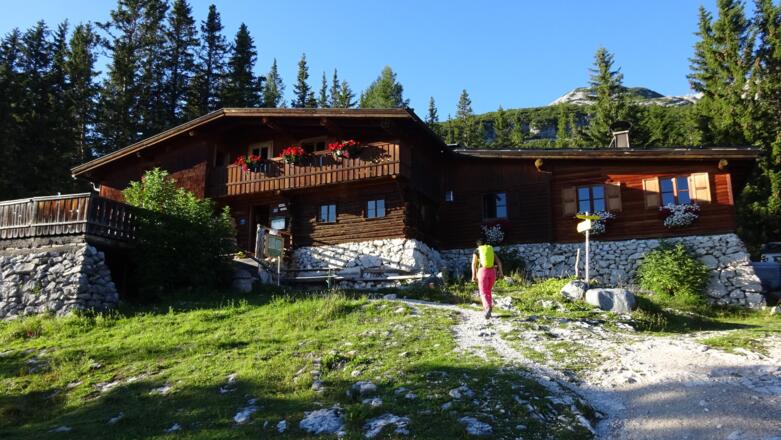... wird heute von Sigi Gaugg geführt, dem Sohn von Toni Gaugg, der die Hütte gebaut und den Höhenweg erschlossen hat.