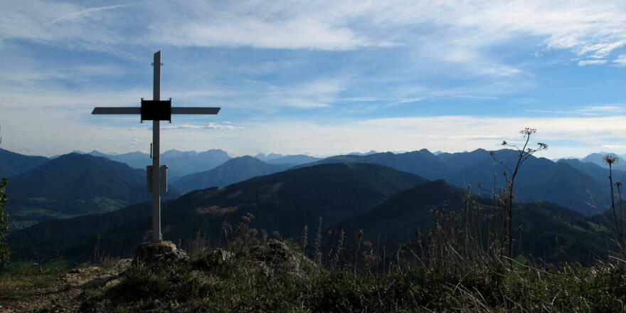 Gipfelkreuz Lindaumauer mit Gesäuse und Ennstaler Alpen