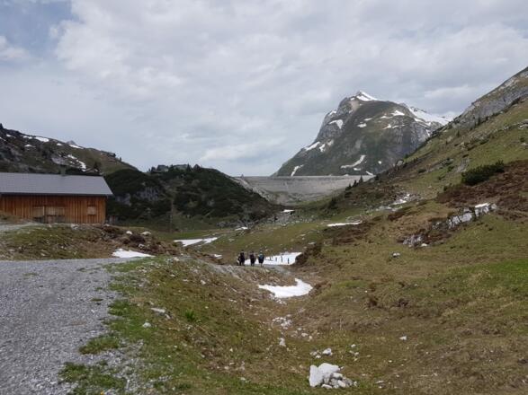 Vorbei an der Grabs Alpe (nicht bewirtschaftet) zur Südstaumauer des Spuller Sees