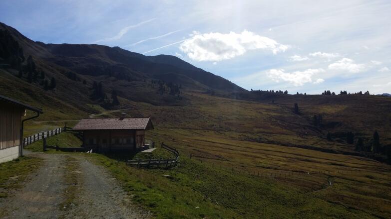 Hier der Blick zurück mit Feldalm vorn und großes Beil hinten oben. Rechts der höchste Punkt der Mountainbikeabschnittes.