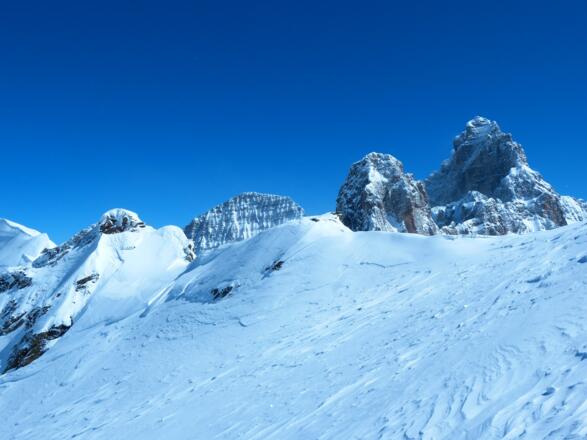 Kurz unterhalb des Gipfelhanges mit traumhaften Blicken zu Goldkappel und Co