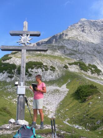 Wetterkreuz vor Hochwand