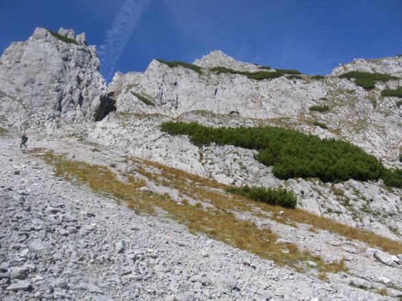 Geröllhang zur Scharte. Rechts das Gipfelkreuz