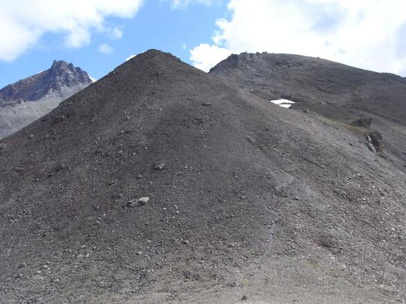 Am Futschölpass, auf diesem Schotterberg geht es weiter hinauf