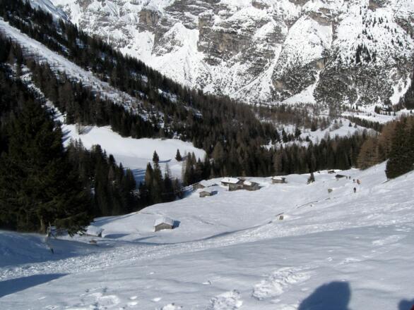 Die Almhütten der Unterreinsalm unten, aufgenommen vom Standort Oberreinsalm.