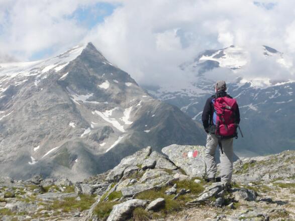 Blick auf Hoher Sonnsptiz (links) und Hocharn (rechts) auf dem Weg zur Herzog Ernst Spitze