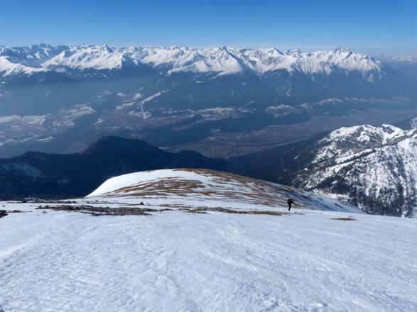 Tolle Ausblicke im oberen Teil der Westflanke Großer Solstein hinab in's Inntal.