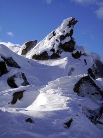 verschneite Felsformationen