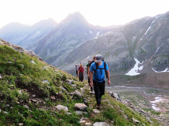 Der Weg ist gut markiert und an keiner Stelle besonders ausgesetzt. Hinten die Innere Wetterspitze (3055 m).
