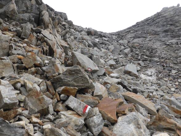 brüchiges Blockgelände zum kleinen Sattel am Riepengrat