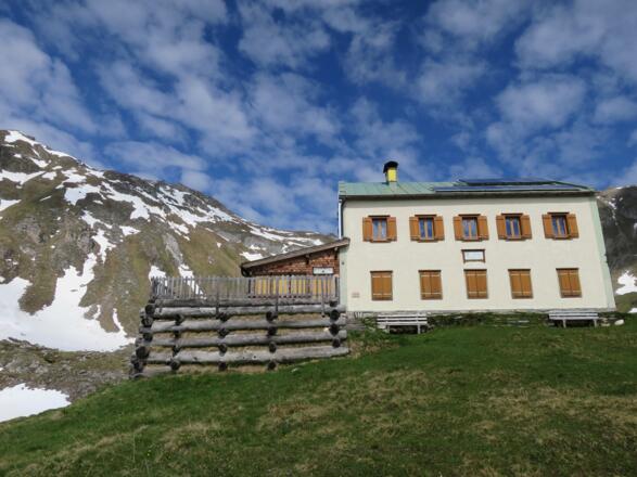 Am Padasterjochhaus (hier noch geschlossen).
