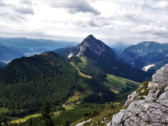 Blick beim Aufstieg auf das Karleck und den Bosruck (Richtung Westen)