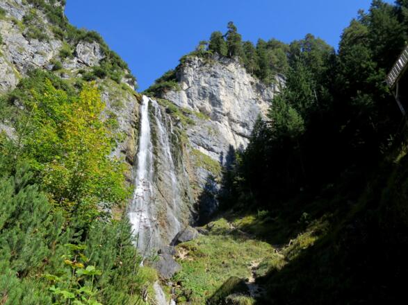 Durch die Felswand unmittelbar rechts des Wasserfalls verläuft der Klettersteig.