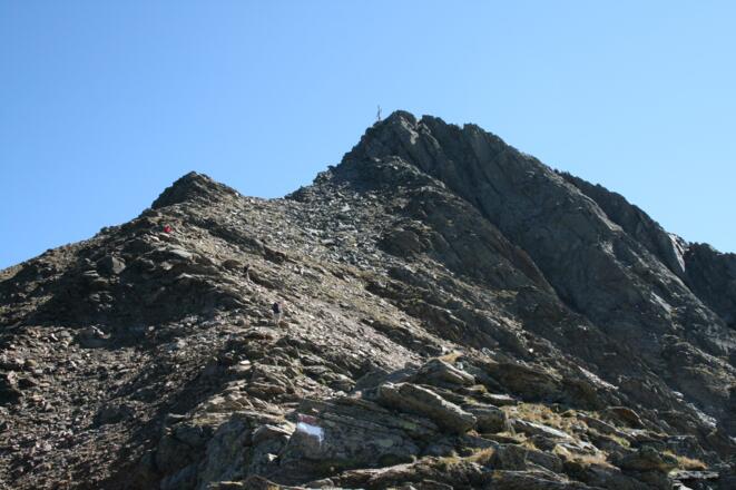 Trittsicherheit und Schwindelfreiheit sind für die Besteigung des Rietzer Grießkogel notwendig.