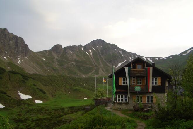 Landsberger Hütte vor Steinkarspitze