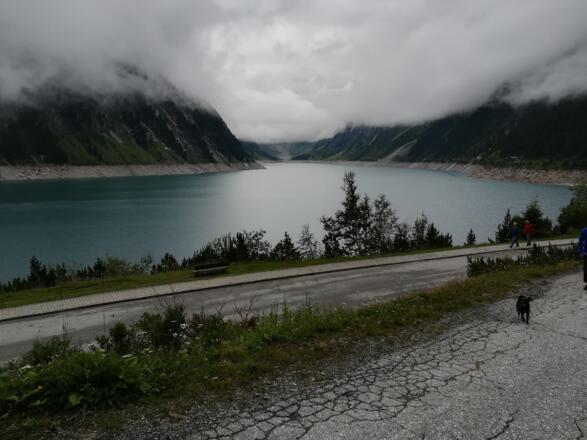 Zillertaler Alpen: nach Überwindung der Schönbichler Scharte, dem höchsten Punkt der Weitwanderung - Blick nach Süden auf den Speicher Schlegeisgrund, knapp vor der Dominikushütte