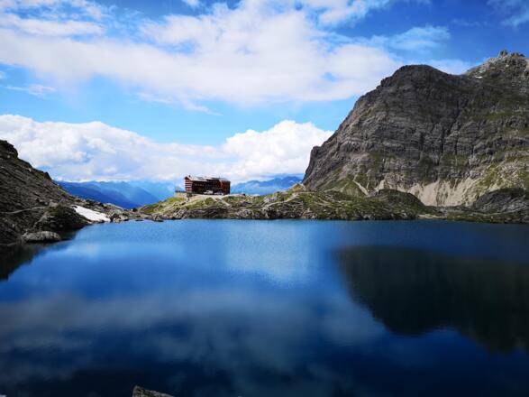 Laserz-See mit Karlsbader Hütte