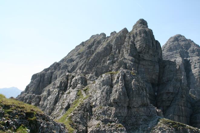Steil und ausgesetzt führt das letzte Drittel zum Ampferstein. Die Mitnahme eines Klettersteigsets wird wenig Erfahrenen angeraten.
