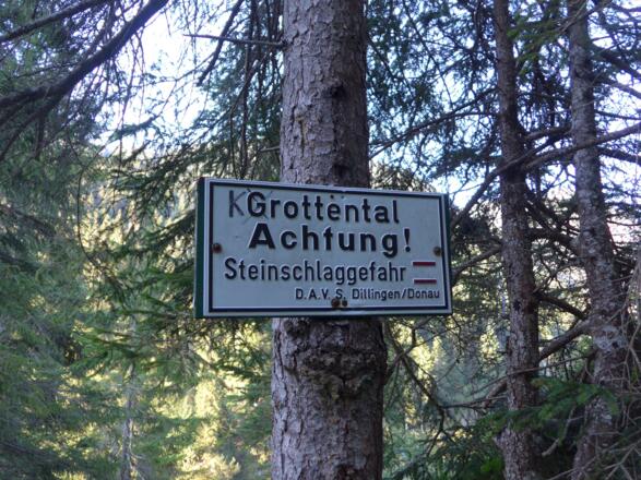 Hinweistafel - ab jetzt aufpassen!