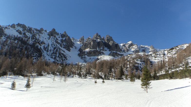 Hier steigen wir zu dem breiten Kar empor und dann unterhalb der Felsen nach rechts in die Matreier Grube.
